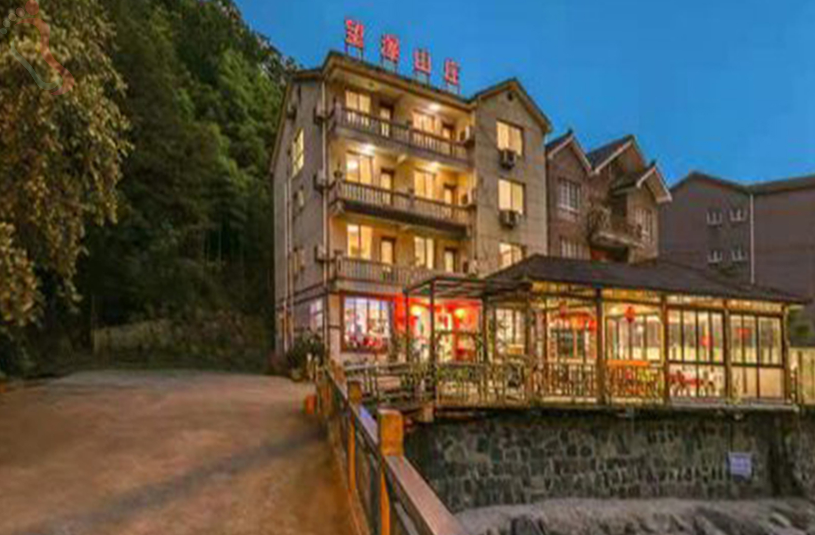 安吉藏龙百瀑望瀑山庄 - 民宿介绍
